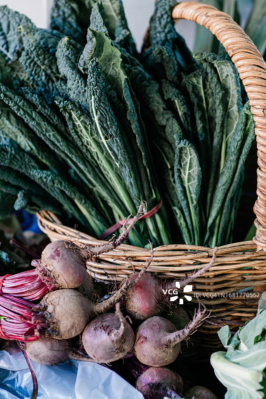 农贸市场上出售的蔬菜图片素材