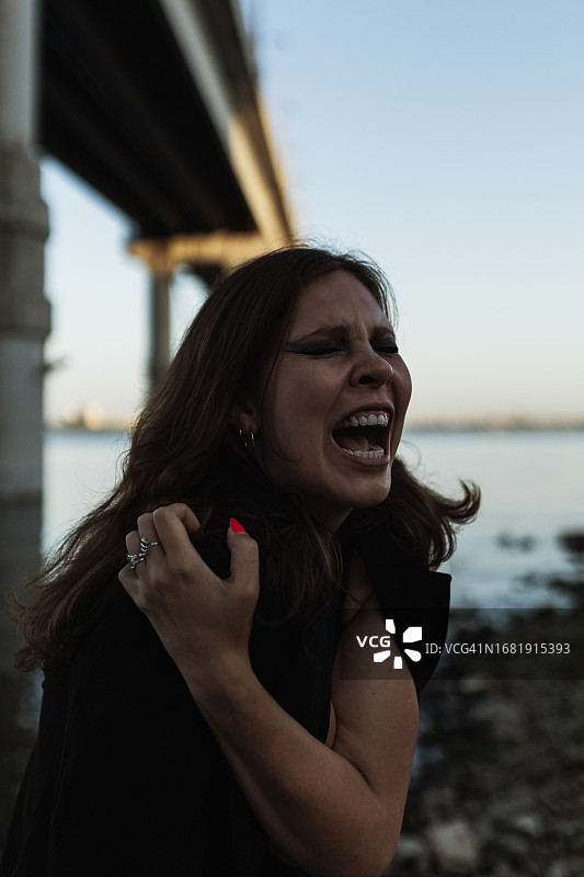 因关系破裂而痛苦尖叫的女人图片素材