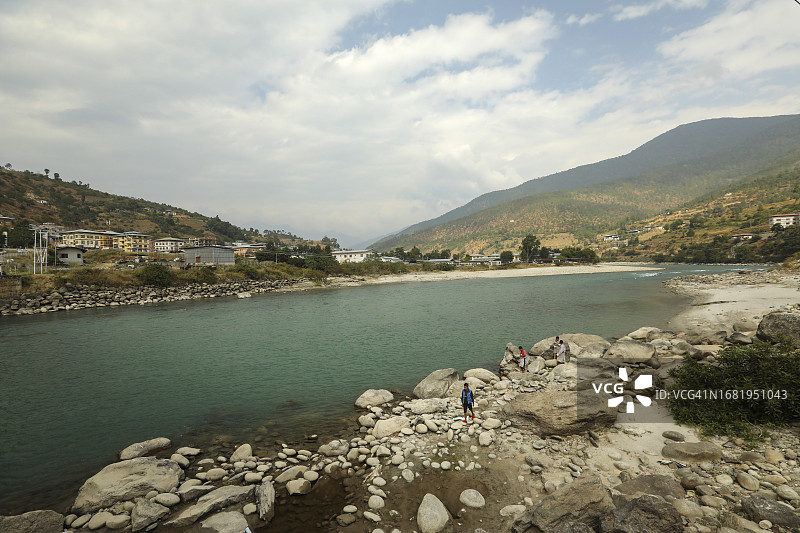 河岸边玩耍的男孩们图片素材