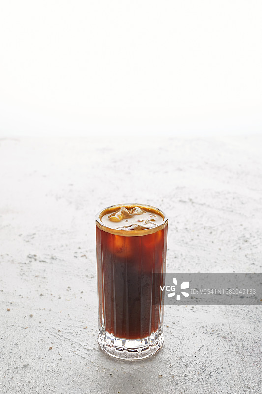 高玻璃杯装冰镇冷萃咖啡图片素材