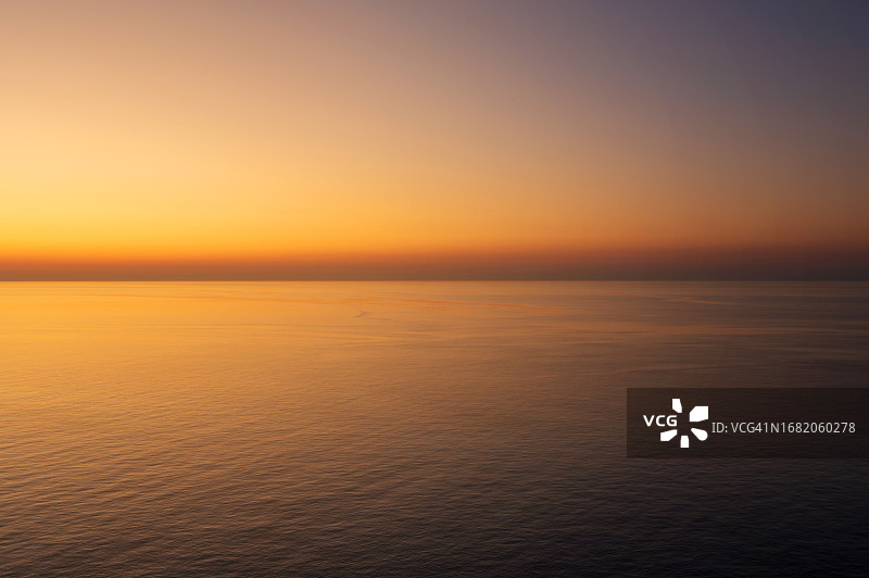 日落后的平静海面图片素材