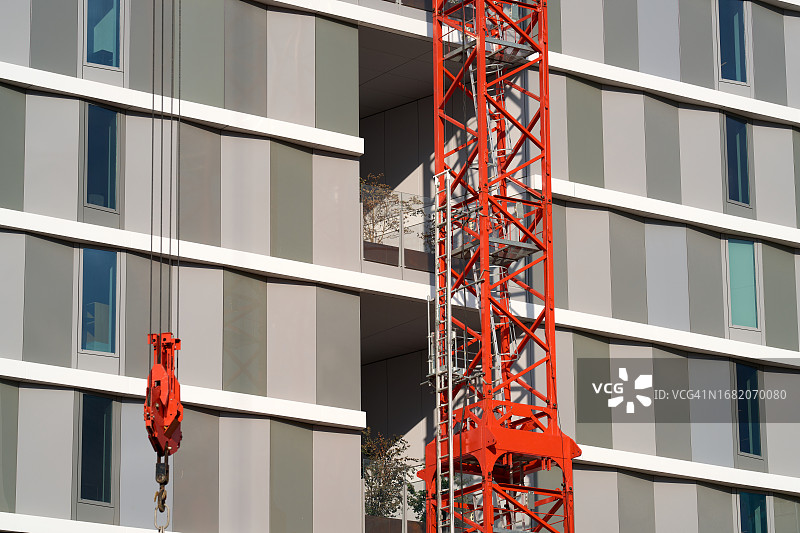 办公楼旁的建筑起重机图片素材