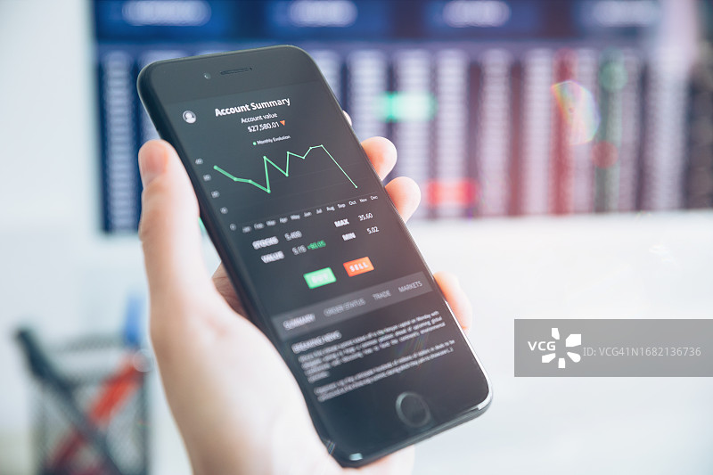 智能手机上的股市App图片素材