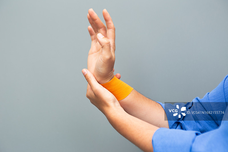 特写摄影：女性的手，关节疼痛。留白区域可添加文字图片素材