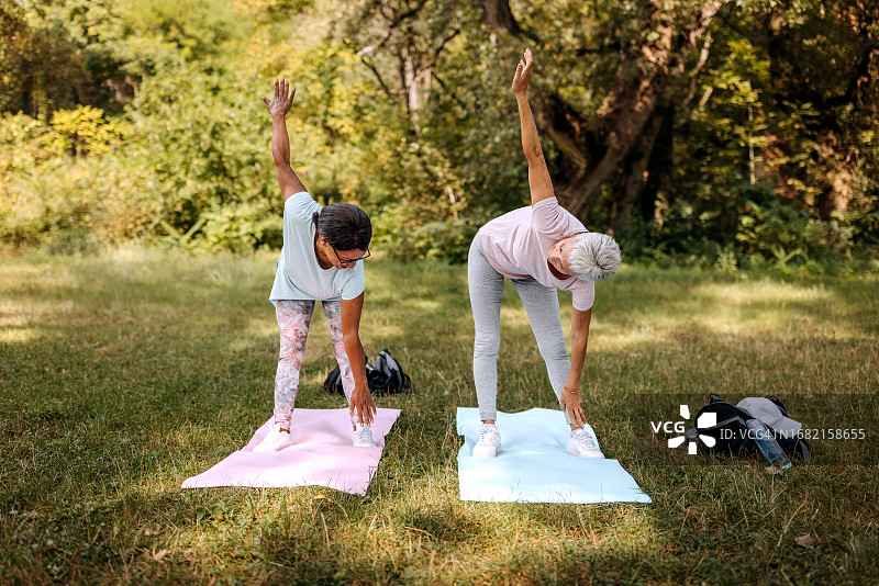 两位年长的女性朋友在户外一起锻炼图片素材