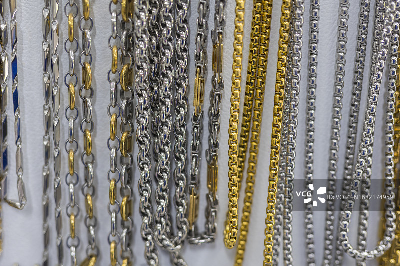 市场上出售的金银项链图片素材