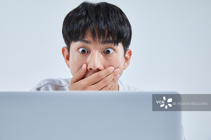 男人，求职者，失业，惊讶，捂嘴图片素材