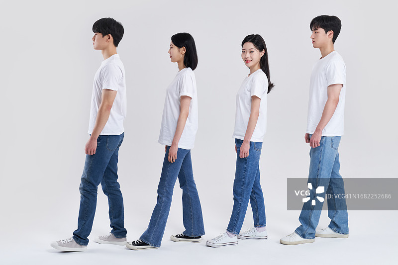 韩国，成人，摆姿势，白色t恤图片素材