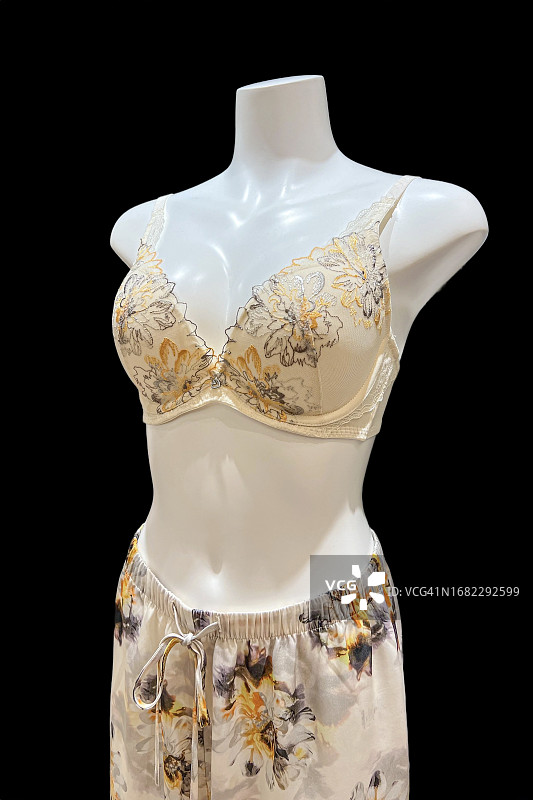 黑色背景上的女性性感睡衣展示图片素材