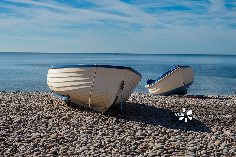 英国东德文巴德利·索尔特顿海滩上的划艇图片素材