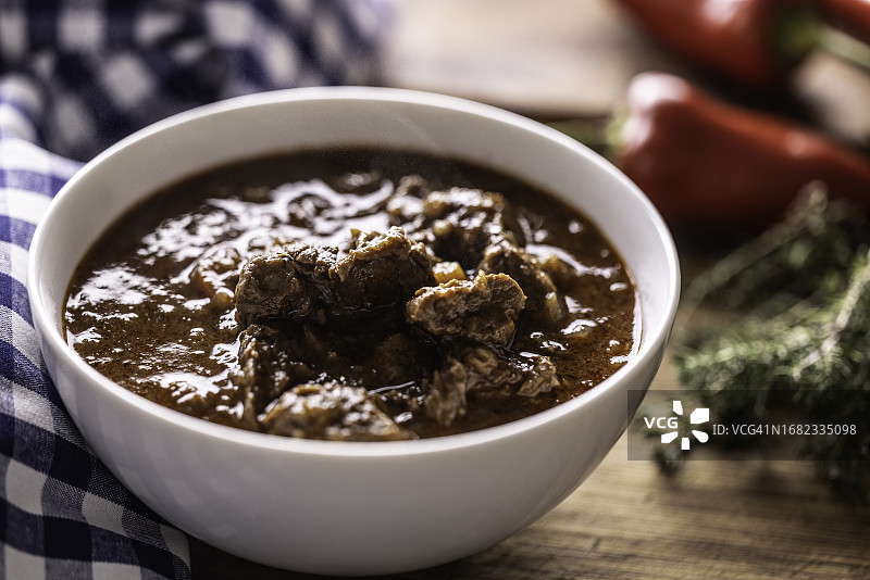 美味的炖牛肉配欧芹图片素材