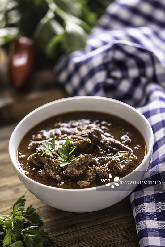 美味的炖牛肉配欧芹图片素材