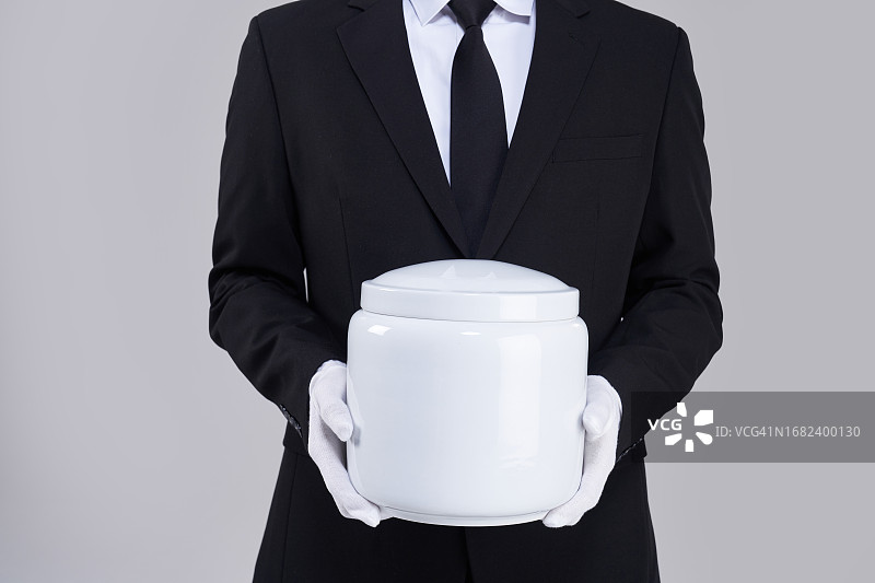 韩国青年葬礼仪容图片素材