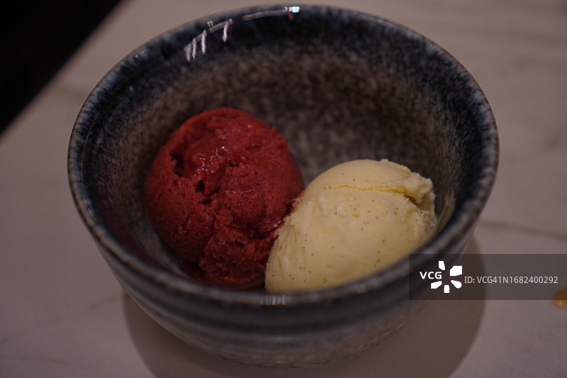 覆盆子冰淇淋与冰糕口味图片素材