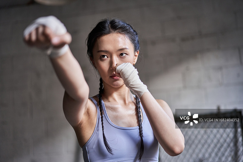 韩国阳光下的年轻男子拳击运动图片素材