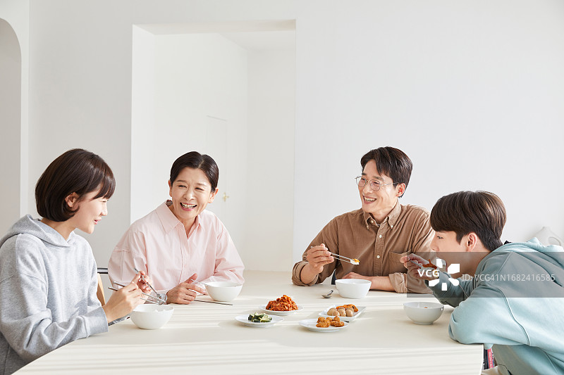 妈妈、爸爸、儿子、女儿、家庭、用餐、交谈、微笑图片素材