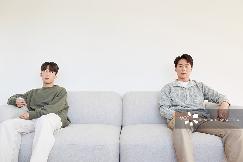 男人，儿子，父亲，家庭，沟通问题，侧目而视图片素材