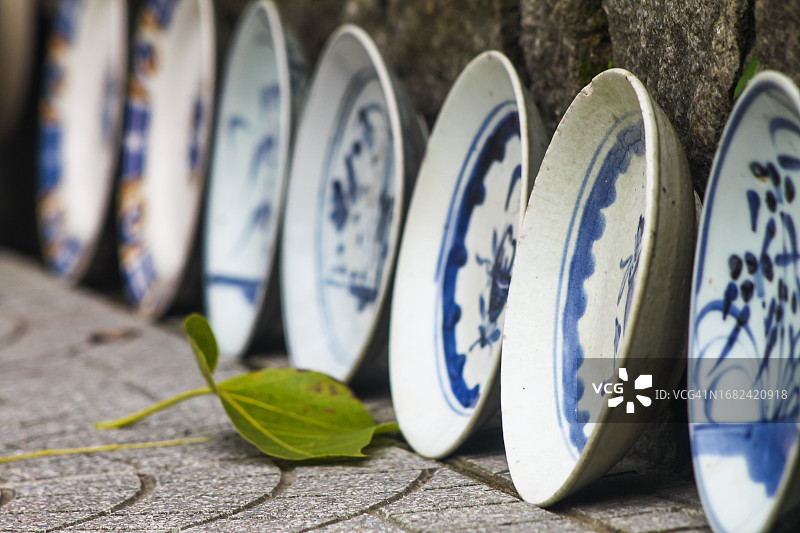 跳蚤市场上的人行道上的古董盘子图片素材