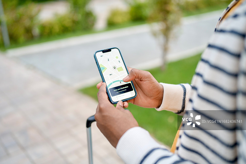 男人使用汽车App的特写镜头图片素材