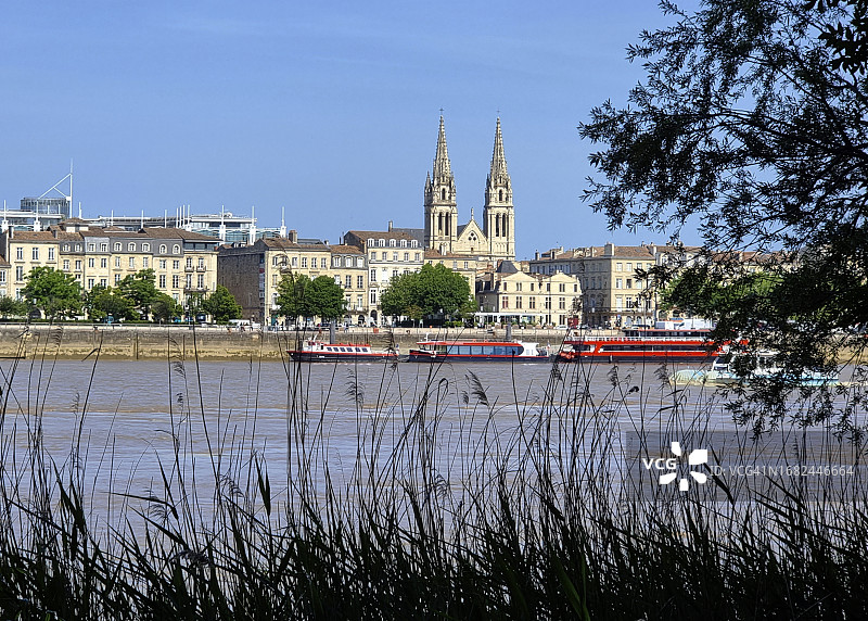 聚焦法国波尔多加龙河左岸的城市景观图片素材