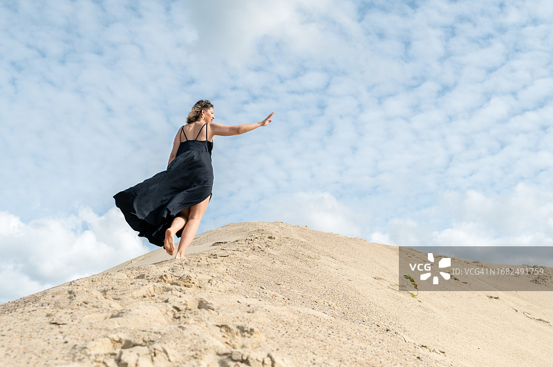 长裙飘逸的女士全身像图片素材