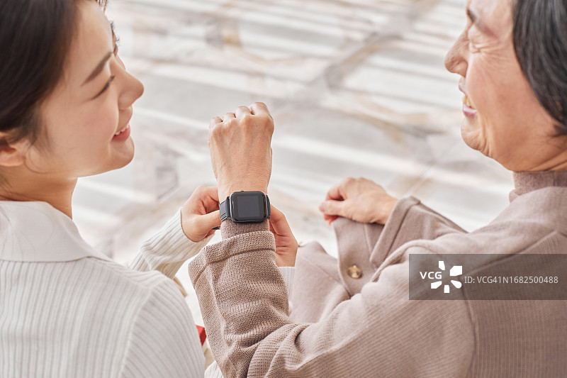 孙女和奶奶的生日礼物：智能手表试戴图片素材