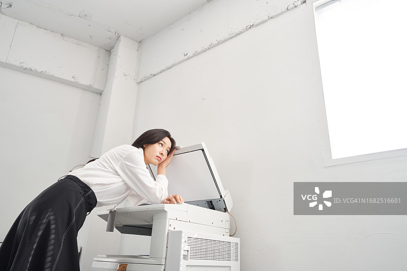韩国职场白领使用复印机图片素材
