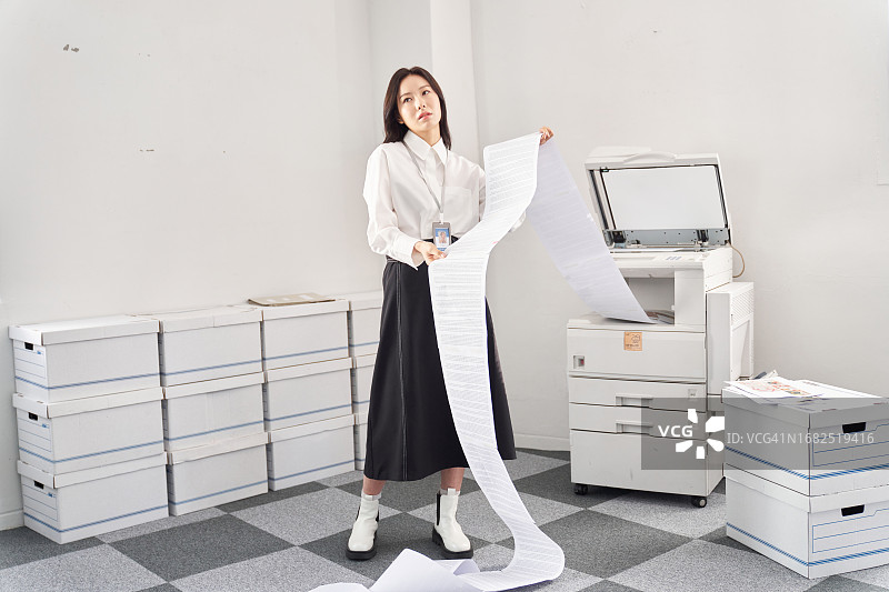 韩国职场白领使用复印机图片素材