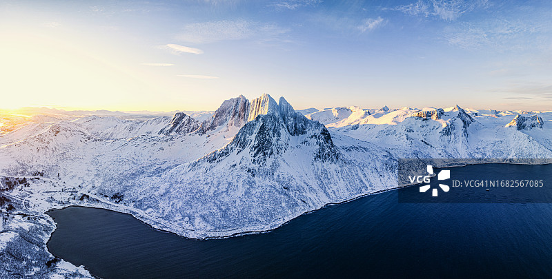 雪山和寒冷海面上空的北极日出图片素材