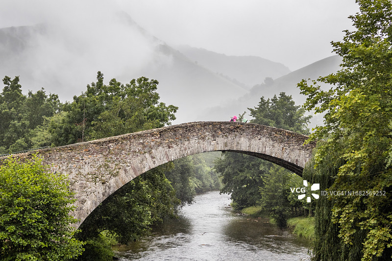 穿越尼夫河上罗马桥的朝圣者图片素材