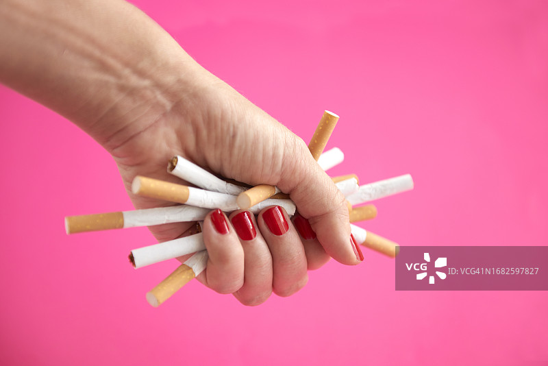 粉色背景上的戒烟图片素材