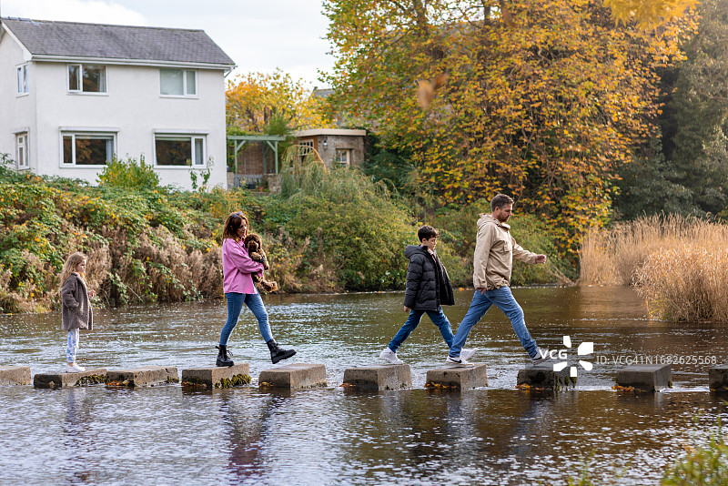 走在垫脚石上图片素材