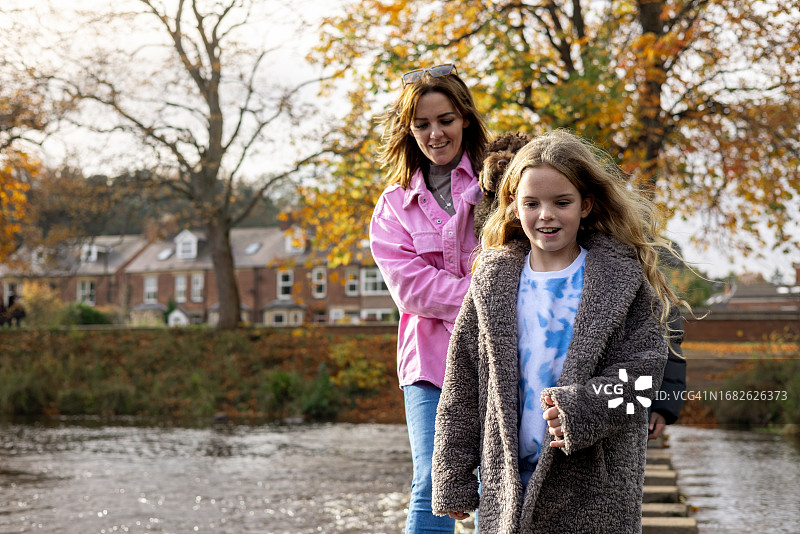 一家人过河图片素材