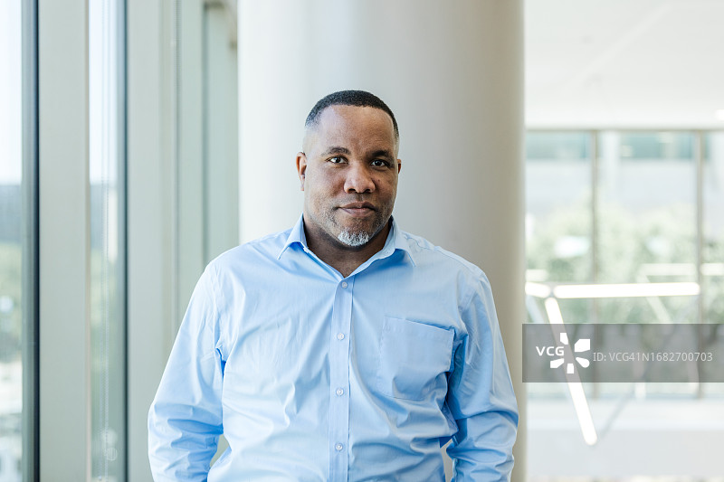 中年男人在医院等待家人的消息图片素材