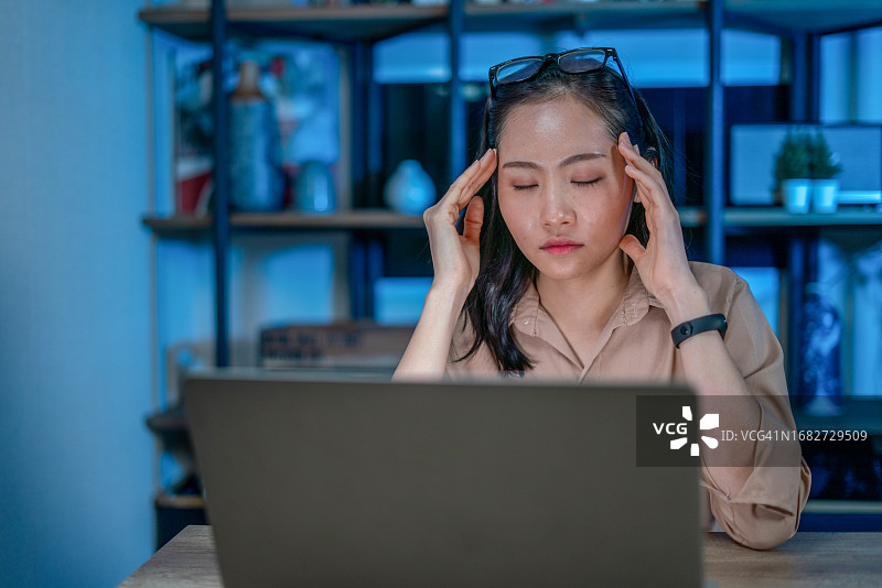 年轻职业女性在家加班时头痛图片素材