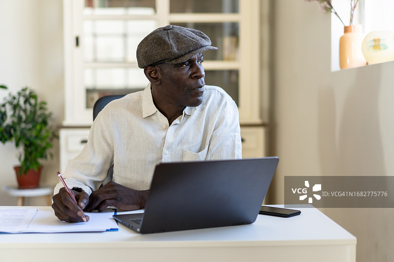 一位非裔美国中年男人在他的办公室工作图片素材