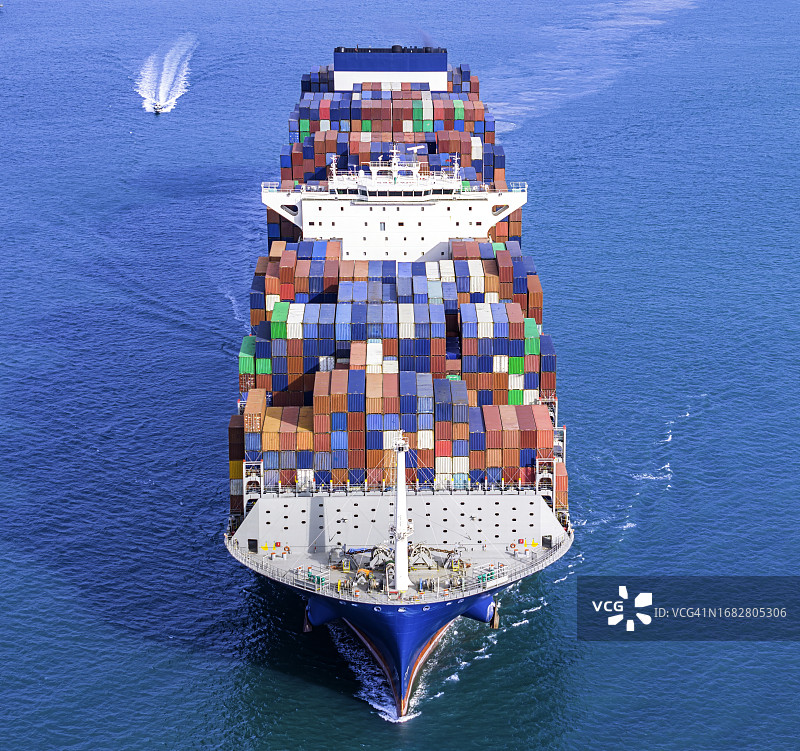 蓝色海洋上带有货运集装箱的货船航拍景观图片素材