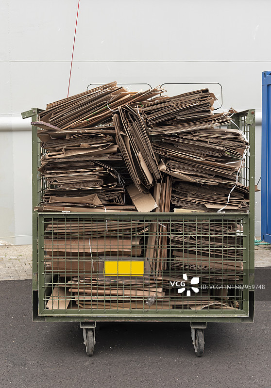 装满废纸板的绿色钢架图片素材
