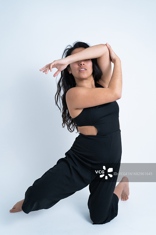 年轻女人跳舞图片素材