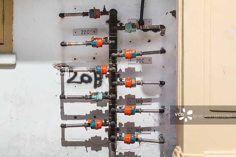 马来西亚槟城人行道上的家庭供水系统图片素材