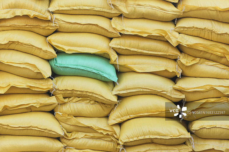 越南中部包装后的米袋堆叠图片素材