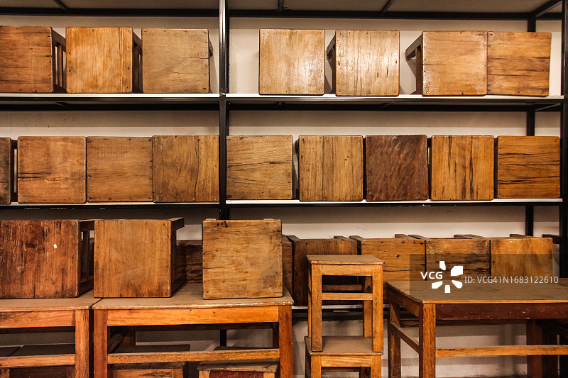 跳蚤市场出售的木制家具图片素材