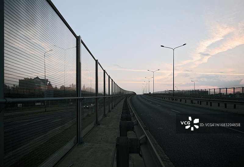 日落时分的空旷街道图片素材