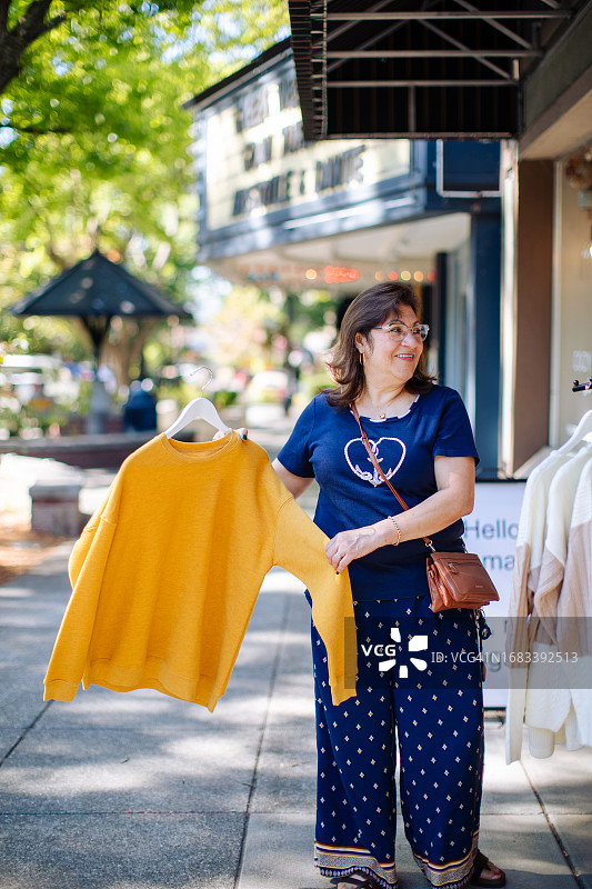 市中心的中年拉丁裔女性肖像图片素材