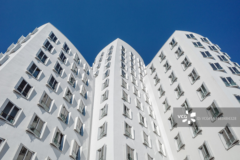 带矩形窗户的白色外墙曲面形状景观图片素材