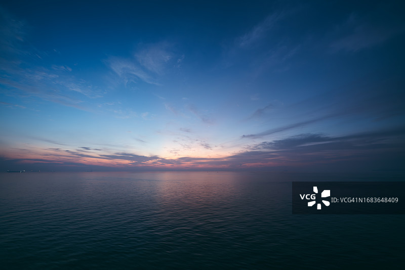 日出时平静的海面图片素材