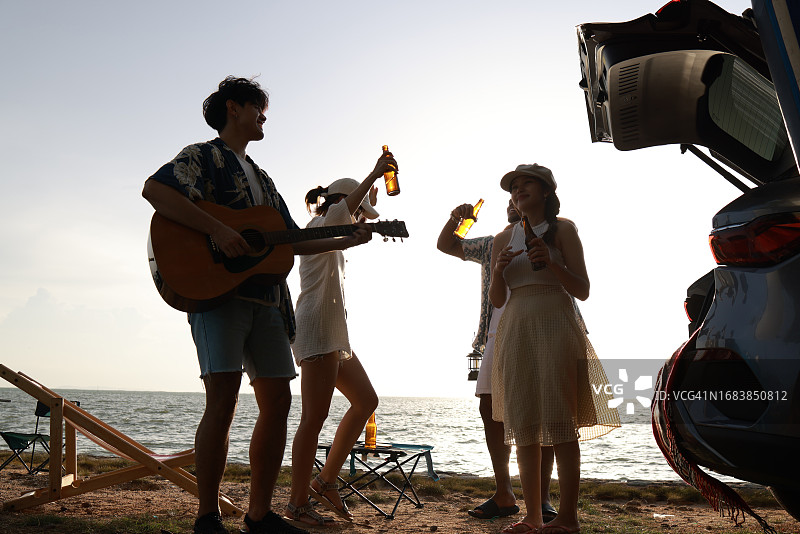 一群青少年在日落时露营、聚会和跳舞图片素材