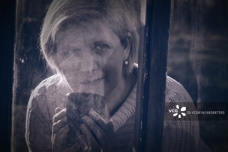 手持饮品杯的街景窗边女子艺术肖像图片素材