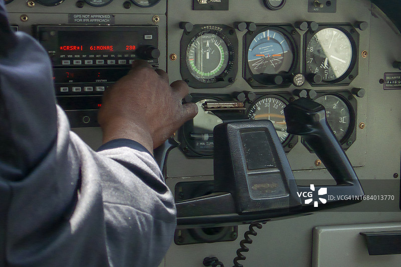 飞行员操控小型飞机图片素材