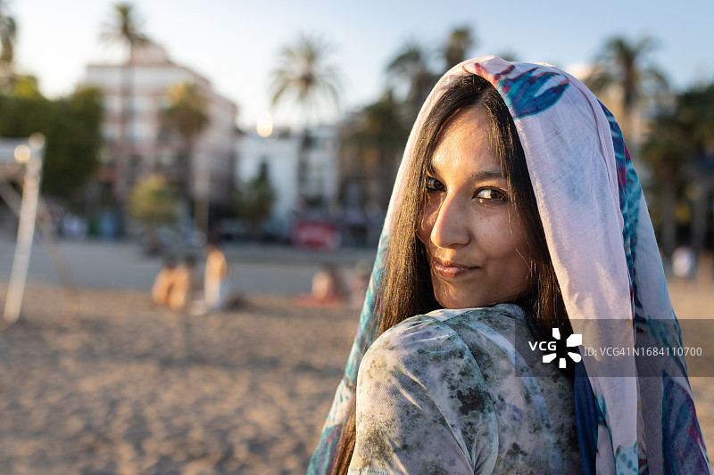 女孩在海滩上摆姿势图片素材